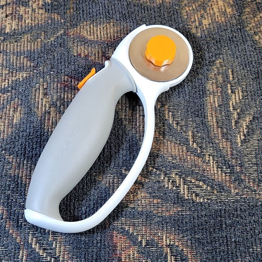Fiskars Titanium Softgrip Comfort Loop Rotary Cutter 45mm-W/Easy Blade Change